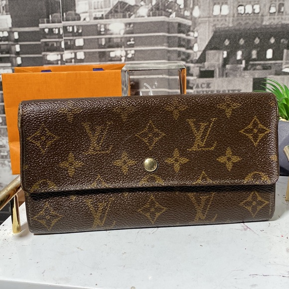 Authentic Louis Vuitton Monogram Sarah Wallet - Picture 4 of 15